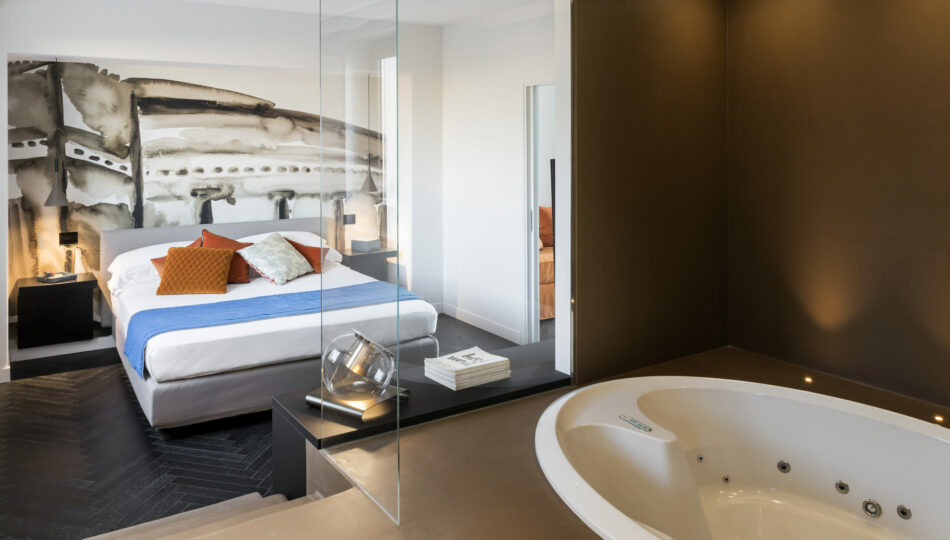 agata suite bedroom and whirlpool hotel plaza opera