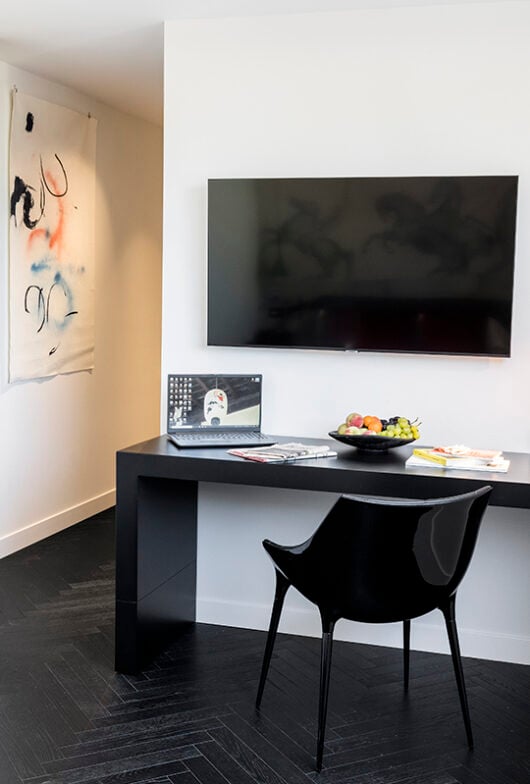 camera deluxe scrivania e tv hotel plaza opera