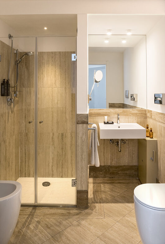 bathroom classic single room with french bed hotel plaza opera