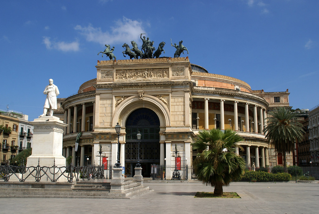 Piazza Politeama, location del concerto di Capodanno, a pochi passi dall'hotel