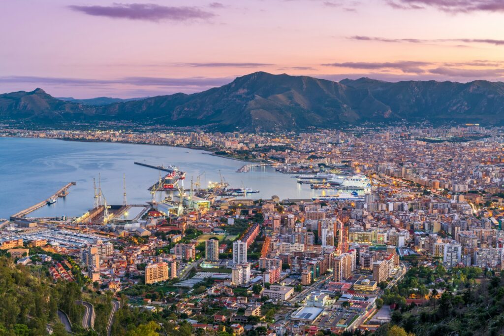 Vista invernale di Palermo con il porto e il tramonto